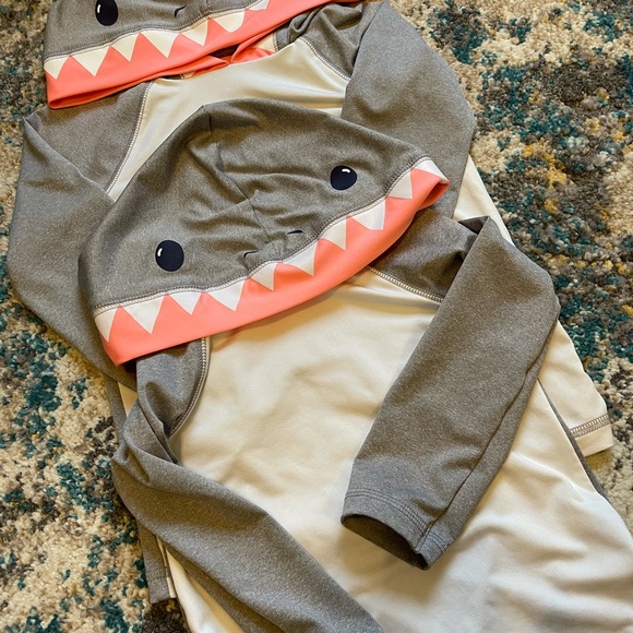 4T & 2T swimsuit top . In a shark shape . - Picture 4 of 4
